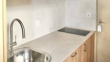 Kühlschrank, Mikrowelle, Herdplatte, Wasserkocher mit Kaffee-/Teezubehör