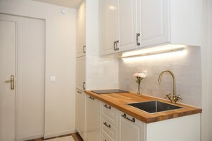 Geladeira, micro-ondas, cooktop, cafeteira/chaleira