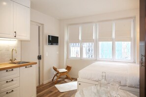 1 habitación, escritorio, tabla de planchar con plancha y wifi 