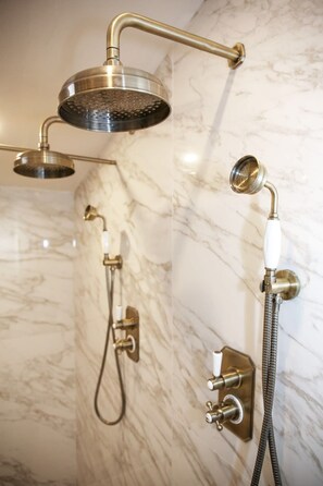 Douche, séchoir à cheveux, serviettes fournies, shampooing