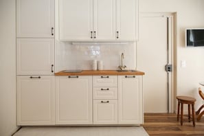Kühlschrank, Mikrowelle, Herdplatte, Wasserkocher mit Kaffee-/Teezubehör