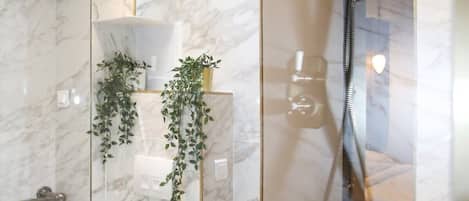 Dusche, Haartrockner, Handtücher, Shampoo