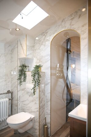 Douche, sèche-cheveux, serviettes fournies