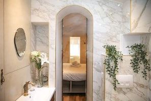 Shower, hair dryer, towels, shampoo - Charmant Appartement à Montmartre - 4P - Paris 18 (Paris)