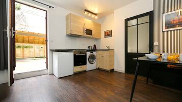 KĂŒhlschrank, Mikrowelle, Herdplatte, Wasserkocher mit Kaffee-/Teezubehör