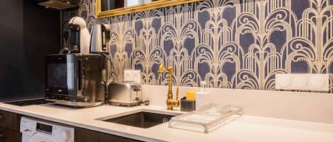 Réfrigérateur, micro-ondes, plaque de cuisson, cafetière/bouilloire