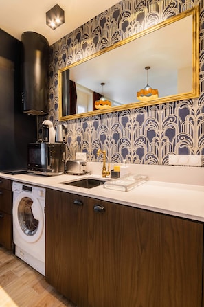 Réfrigérateur, micro-ondes, plaque de cuisson, cafetière/bouilloire