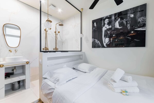 Iron/ironing board, WiFi, bed sheets