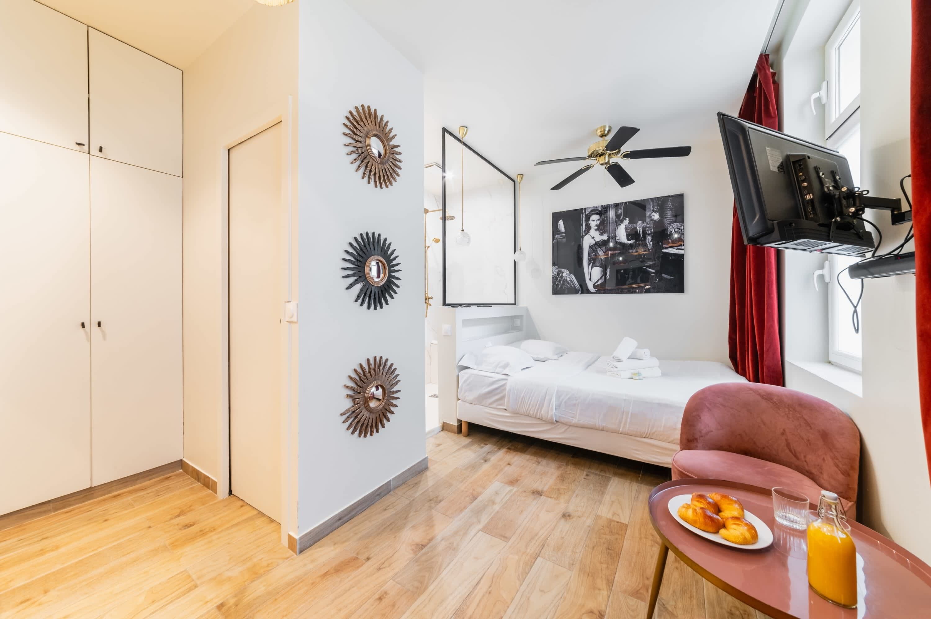 Tabla de planchar con plancha, wifi y ropa de cama 