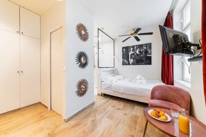 Iron/ironing board, WiFi, bed sheets