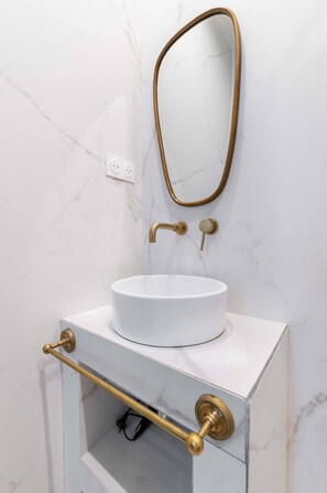 Dusche, Haartrockner, Handtücher, Shampoo
