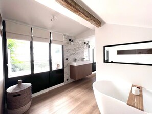 Bathtub, hair dryer, towels