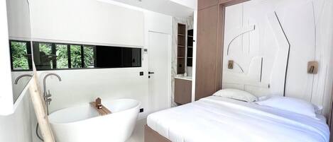 Bañera, secador de pelo, toallas