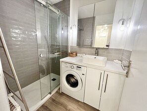 Shower, hair dryer, towels