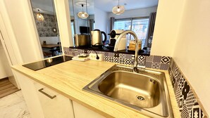 Wasserkocher mit Kaffee-/Teezubehör, Kühlschrank, Mikrowelle