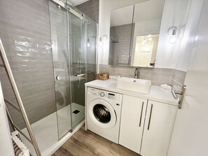 Een douche, een haardroger, handdoeken