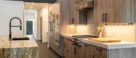 Frigorífico, microondas, horno y placa de cocina