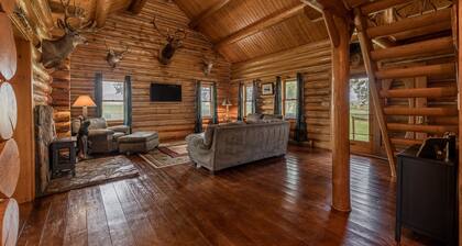 Cozy Cabin Located on the Southfork- classic log cabin, wonderful location