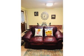 Een smart-tv, een open haard, boeken en een muziekbibliotheek