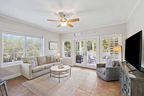 Smart TV - ON 30A~New public beach access~2 min. walk to the beach~2 pools~Bike to Seaside! (Santa Rosa Beach)