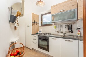 Apartment | Private kitchen | Fridge, microwave, oven, stovetop - Bright 3-bedroom Apartment in Lovran (Lovran)