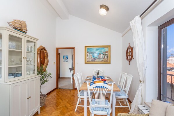 Apartment | Dining
