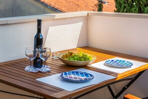 Apartment | Outdoor dining