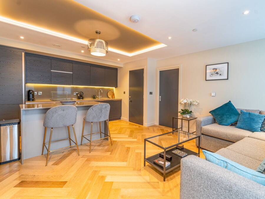 Un apartamento moderno con cocina, comedor y sala de estar.
