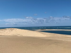 In Strandnähe, Liegestühle, Strandtücher