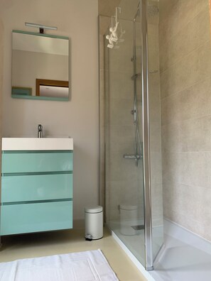 Bathtub, hair dryer, towels, soap