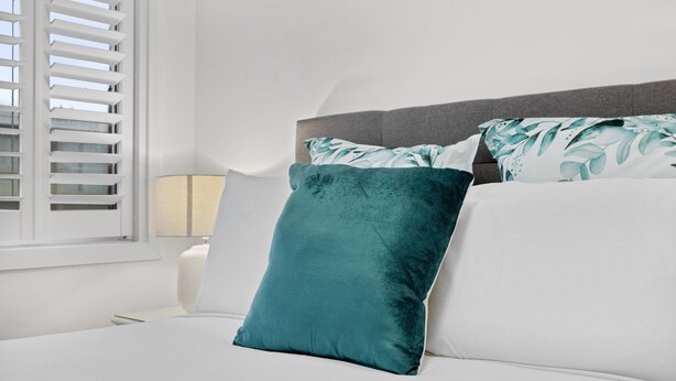 3 bedrooms, iron/ironing board, WiFi, bed sheets - Wake to Waves in Spacious 3-Bed Beachfront Unit (Mermaid Beach)