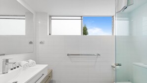 Shower, hair dryer, towels, shampoo - Wake to Waves in Spacious 3-Bed Beachfront Unit (Mermaid Beach)