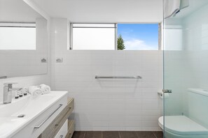 Shower, hair dryer, towels, shampoo - Wake to Waves in Spacious 3-Bed Beachfront Unit (Mermaid Beach)