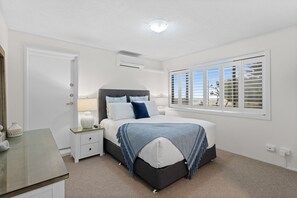 3 bedrooms, iron/ironing board, WiFi, bed sheets - Wake to Waves in Spacious 3-Bed Beachfront Unit (Mermaid Beach)