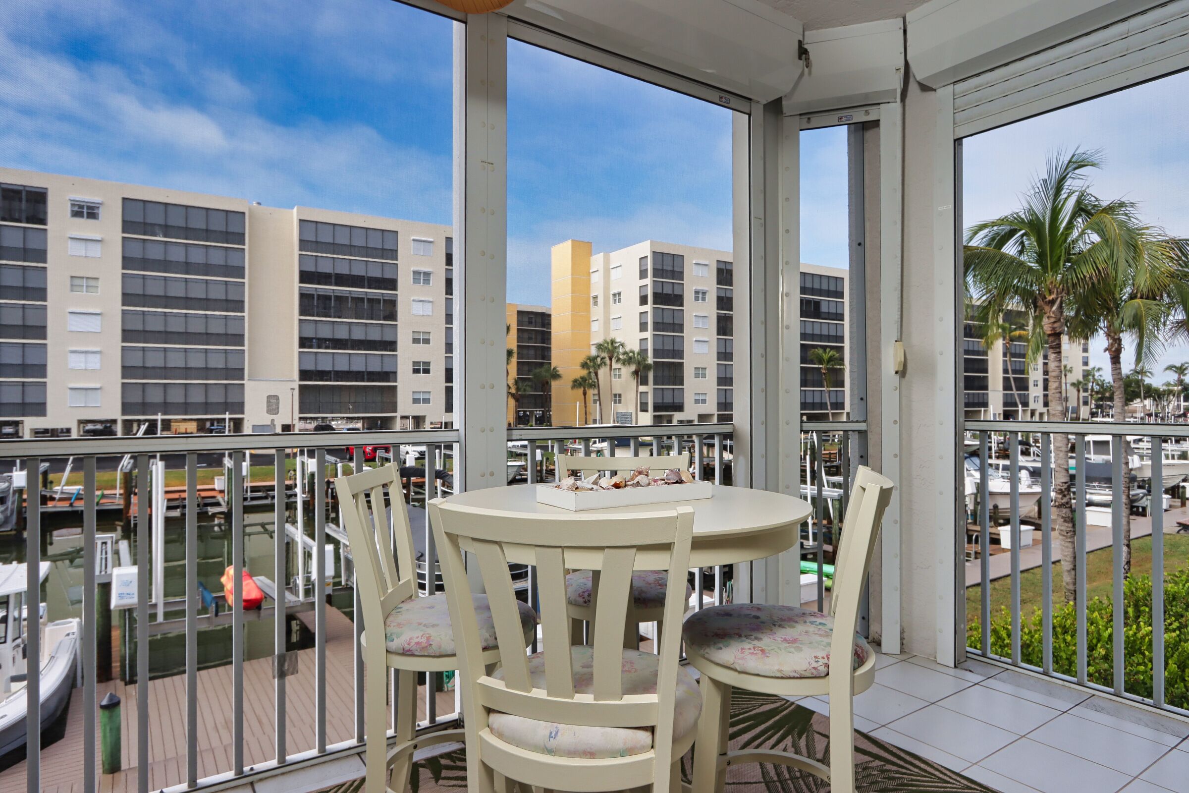 Beautiful Spacious Condo Steps Away From The Beach - Casa Marina 124