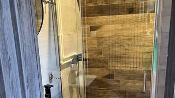 Douche, sĂšche-cheveux, serviettes fournies, savon