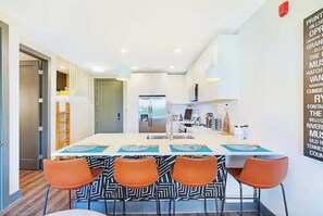 Réfrigérateur, four à micro-ondes, un four, surface de cuisson