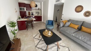 A compact living space with a dining area, a sofa, and a TV. - Domitys - Regalecia (Uzès)