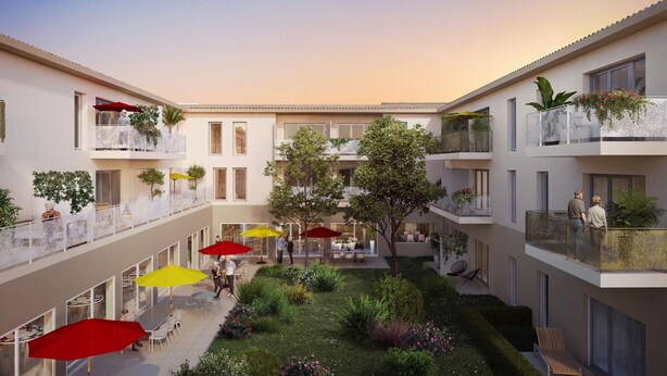 A modern courtyard with outdoor seating, greenery, and balconies with plants. - Domitys - Regalecia (Uzès)