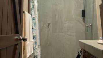 Standard Quadruple Room | Bathroom | Shower, rainfall showerhead, free toiletries, hair dryer