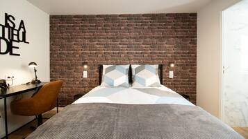 1 slaapkamer, geluiddichte muren, een strijkplank/strijkijzer