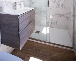 Een douche, een haardroger, handdoeken, toiletpapier