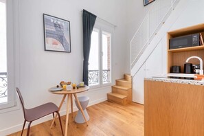 Fridge, microwave, stovetop, coffee/tea maker - Cute & Bright Studio in a Courtyard-Montmartre(5) (Paris)