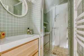 Dusche, Haartrockner, Handtücher