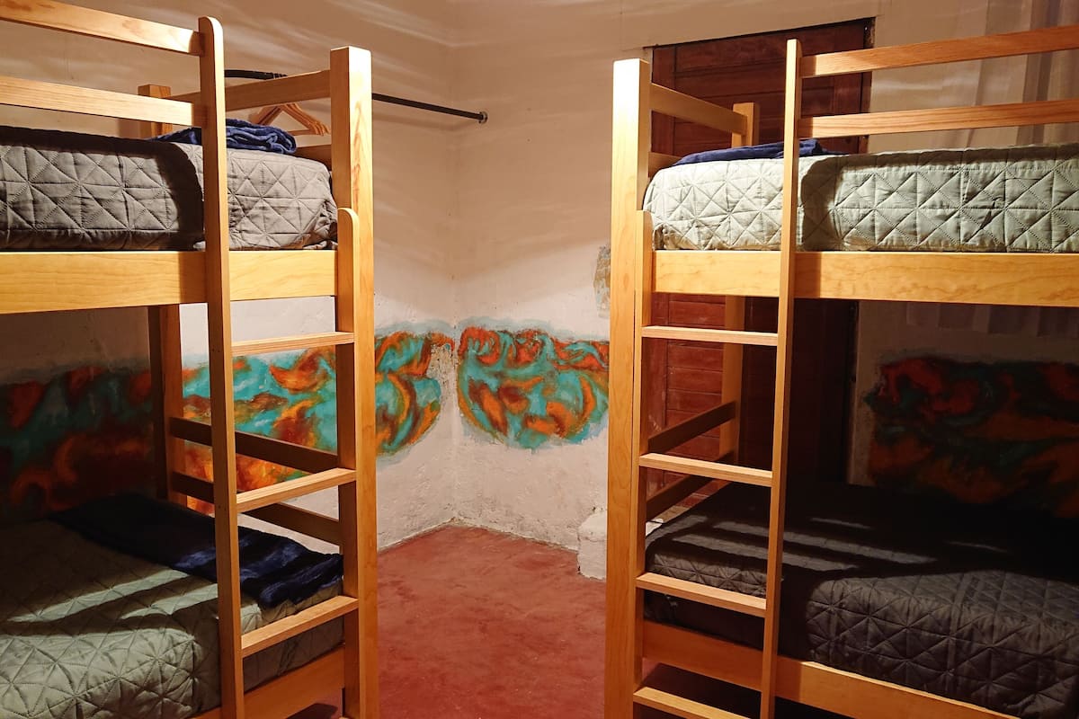 Escritorio, wifi gratis, muebles diferentes y ropa de cama 