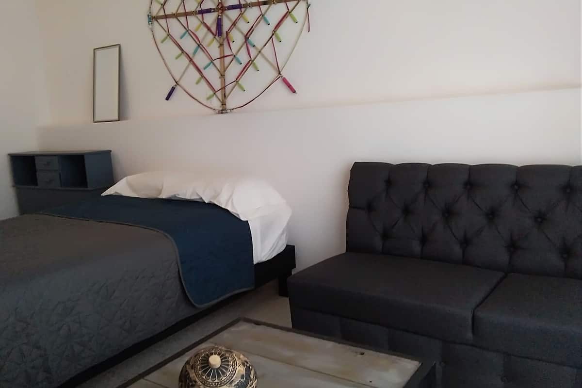 Escritorio, wifi gratis, muebles diferentes y ropa de cama 