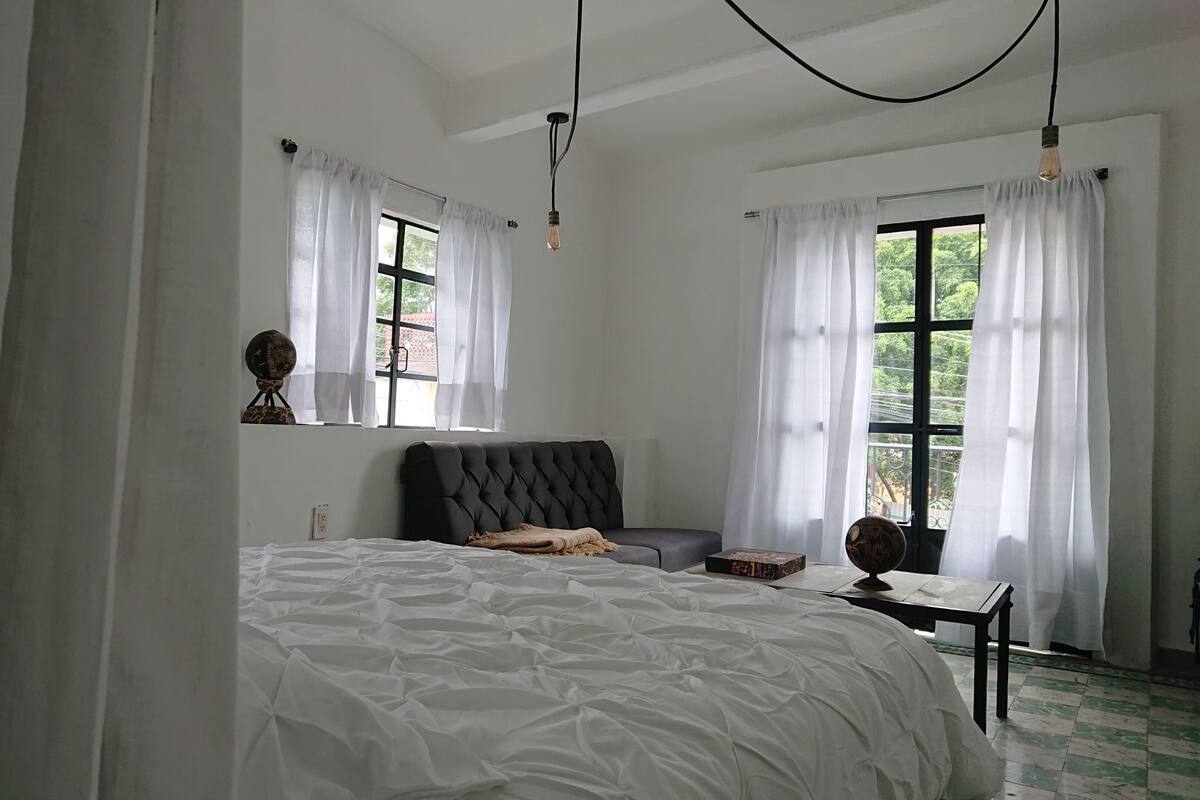 Escritorio, wifi gratis, muebles diferentes y ropa de cama 