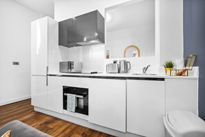 Kühlschrank, Mikrowelle, Ofen, Herdplatte