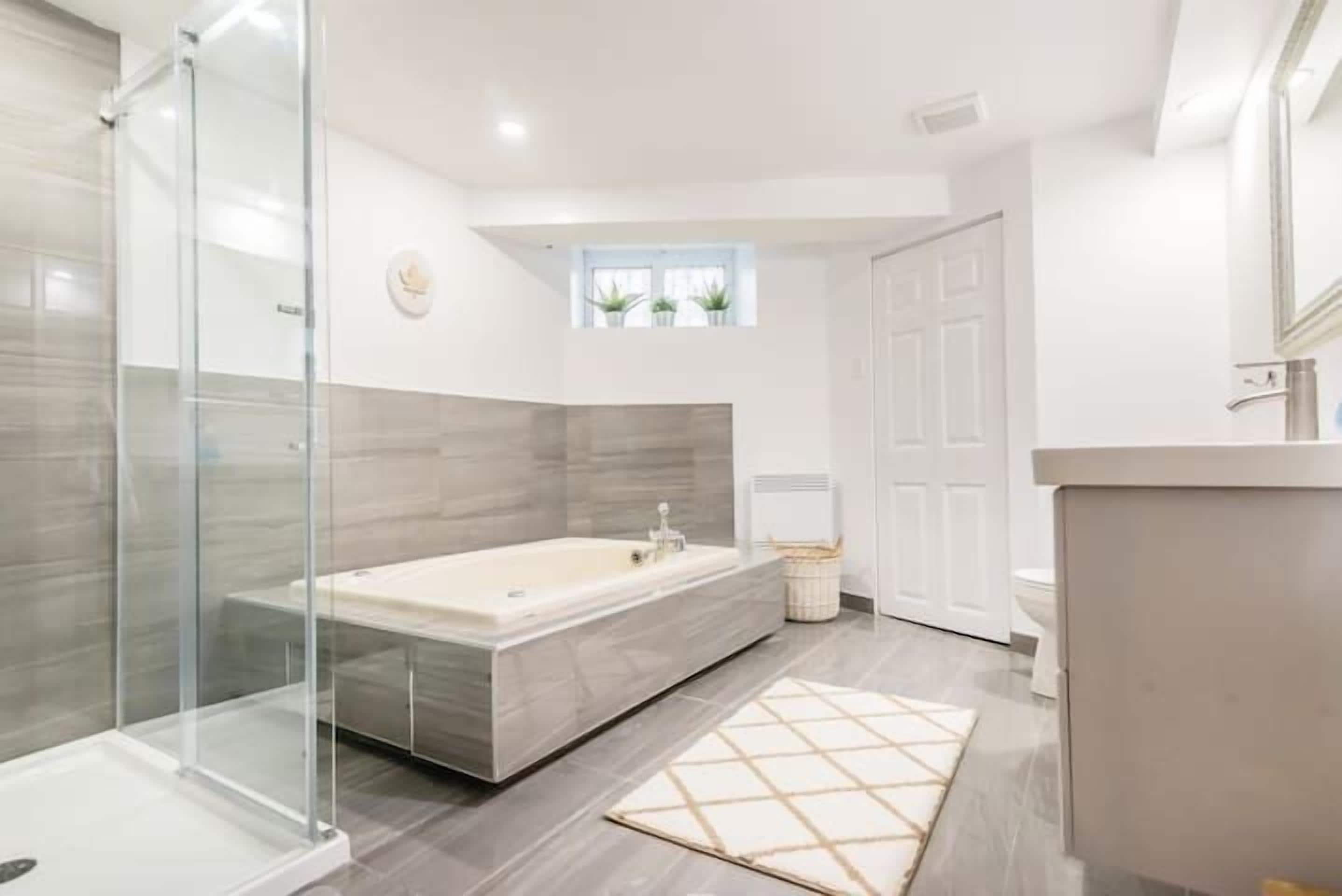 Deluxe Apartment | Bathroom | Hair dryer