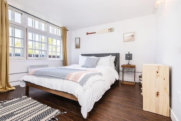 Deluxe Apartment | 2 bedrooms, iron/ironing board, free WiFi - Modern Meets Rustic - 2 Bdrm Old Quebec (Québec City)